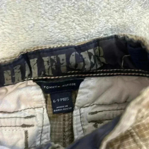 Tommy Hilfiger and OshKosh - 2 piece infant set. Size 6/6-9 months - Picture 6 of 7